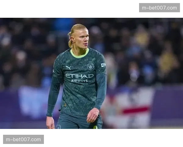 对手之间：赛前握手时，哈兰德与凯恩简短寒暄并交换了球衣