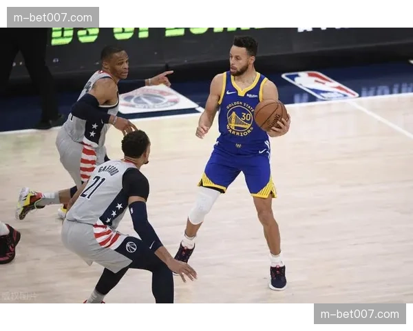 战术板:分析掘金队为何难以破解勇士新启用的区域联防 战术板:分析掘金队为何难以破解勇士新启用的区域联防