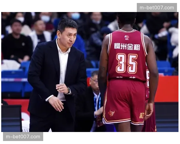 赛季最后一练：浙江队主教练王世龙在空荡的球馆独自整理战术板，为下赛季做准备